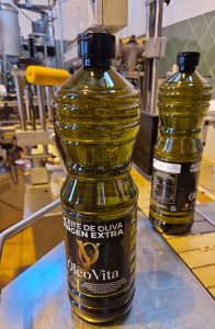 botellas de oleovita en envasado